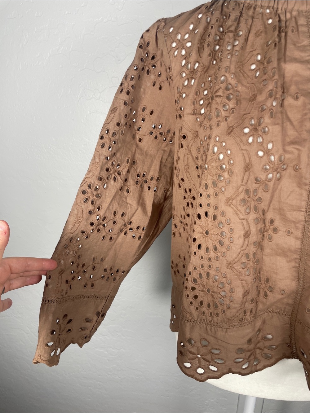 Jennifer & Grace Taupe Brown Eyelet Embroidered Cotton Blouse Size Large - Picture 4 of 10